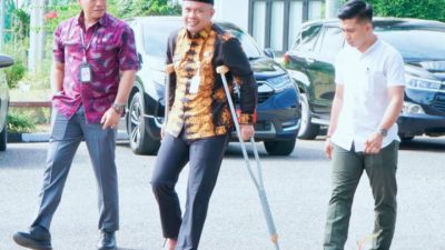 Kendati Cidera dan Gunakan Tongkat, Wabup Nazar Tetap Layani Publik