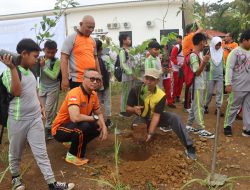 Peringati Hari Pohon Sedunia, Polres Bungo Ajak Siswa Menanam Pohon