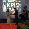 Hj. Hesti Haris Terima Penghargaan Life Achievement pada Anugerah KPID Jambi 2025