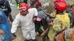 Tim Gabungan Bahu Membahu Evakuasi Warga Terjebak di Area Jembatan Kembar