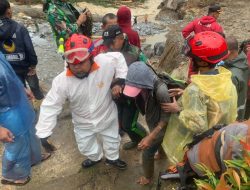 Tim Gabungan Bahu Membahu Evakuasi Warga Terjebak di Area Jembatan Kembar