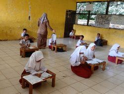 Siswa Kelas IV SDN 160/II Baru Balai Panjang Bungo Belajar di Lantai
