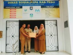 PGRI Rimbo Ilir Serahkan Rp 15 Juta Donasi Bencana Banjir Sumatera dan Aceh