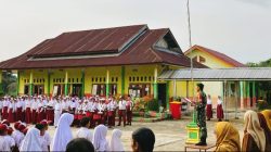 Upacara Bendera di SDN 194,Babinsa Edi Ajak Siswa Cegah Bullying di Sekolah