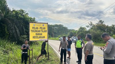 Jasa Raharja Bersama Polres Lakukan Pemasangan Spanduk di Titik Rawan Kecelakaan