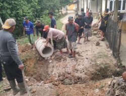 Warga Kampung Payo Lebar Bangun Gorong-Gorong Secara Swadaya