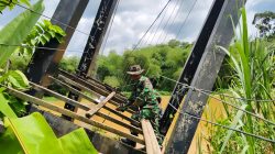 Kodim 0416/Bute Bangun Kembali Jembatan Gantung Dusun Rantau Duku