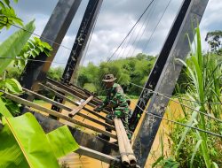 Kodim 0416/Bute Bangun Kembali Jembatan Gantung Dusun Rantau Duku