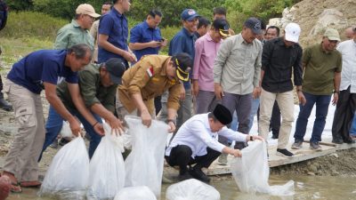 Al Haris Tinjau PLTA Danau Kerinci, Tebar 10.000 Benih Ikan