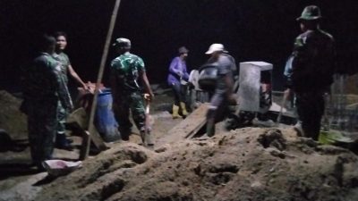 Berjibaku Bersama Warga, Kodim 0416 Bute Kerja Lembur Bangun Jembatan di Dusun Rantau Duku