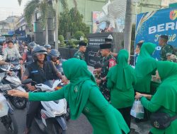 Peduli Sesama di Bulan Ramadhan, Kodim 0416 Bute Bagi bagi Takjil Kepada Warga