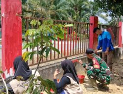 Babinsa dan Mahasiswa Kukerta Berjibaku Percantik Pagar Balai Desa Bangun Harjo