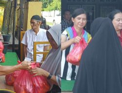 Sudah Jadi Tradisi, Keluarga Besar Almarhum Boyok Salurkan Paket Sembako di Bulan Ramadhan