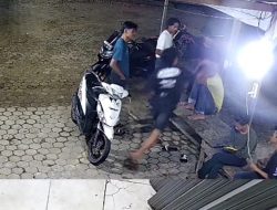 Virall!! Sekelompok Pria Tak Dikenal Keroyok Tiga Pemuda Terekam CCTV