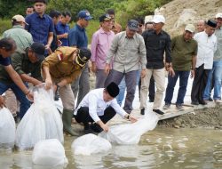 Bupati Monadi dan Wabup Murison Dampingi Gubernur Jambi Tinjau PLTA Kerinci, Tebar Benih Ikan