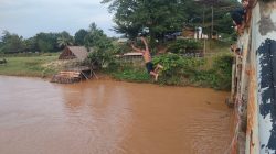 Anak-anak Dusun Mangun Jayo Masih Gemar Mandi di Sungai Batang Bungo