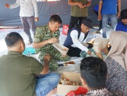 Dandim dan Ketua DPRD Bungo Turun Tangan di Dapur Umum, Ikut Bungkus Nasi untuk Korban Banjir