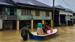 Babinsa Kodim 0416/Bute Sigap Evakuasi Warga Terdampak Banjir