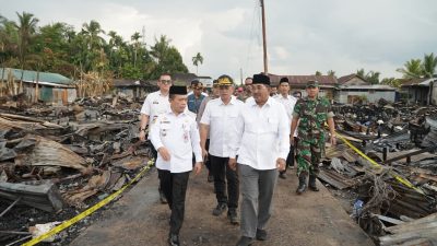Gubernur Al Haris Tinjau Korban Kebakaran di Tanjab Barat, Serahkan Bantuan dan Ajak Gotong Royong