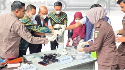 Senpi Rakitan Eksekusi Putusan Inkracht, Kejari Tebo Musnahkan Barang Bukti dari 70 Perkara