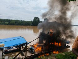 Habis Kesabaran, Warga Punti Kalo Bakar Rakit Dompeng PETI