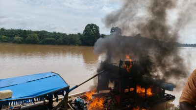 Habis Kesabaran, Warga Punti Kalo Bakar Rakit Dompeng PETI