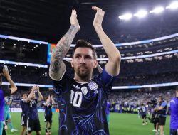 Masuk Sebagai Pemain Pengganti, Messi Antar Argentina Sapu Bersih Fase Grup