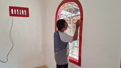 Rehabilitasi Mushola Al-Hikmah Masuki Finishing, Satgas TMMD Mulai Pengecatan