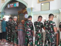 Shalat Berjamaah Jadi Ruang Silaturahmi TNI dan Warga