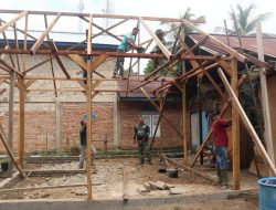 TMMD ke-129 Kebut Rehabilitasi Rumah Maskur, Rangka Atap Mulai Terpasang