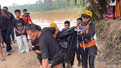 Mobil Travel Masuk Sungai Batanghari, Satu Penumpang Ditemukan Meninggal