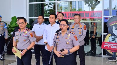 Kapolda Jambi Pimpin Konferensi Pers Dugaan TPPO dan Serahkan Kembali Bayi 8 Bulan kepada Ibu Kandung