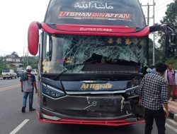 Bus Al Hijrah Tabrak Dua Mobil Parkir di Depan Kantor Bupati Tebo, Dugaan Awal Ban Pecah