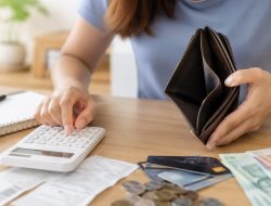 Bukan Karena Penghasilan Kecil, 7 Kebiasaan Ini Bisa Membuat Keuangan Makin Berantakan