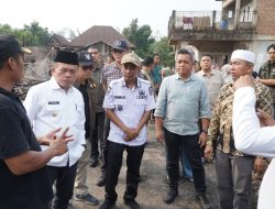Gubernur Al Haris Turun Langsung Serahkan Bantuan untuk Korban Kebakaran di Desa Buat Kabupaten Bungo
