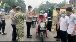 Polisi Bagikan Masker Ke Pengguna Jalan di Rimbo Ilir, Antisipasi Kabut Asap