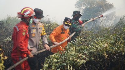 Al Haris Terobos Medan Sulit, Ikut Padamkan Karhutla di Tanjabtim