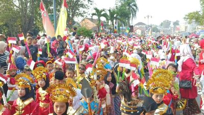 Bupati Bungo Lepas Peserta Pawai Karnaval  PAUD, RA dan TK Semarak HUT RI ke 81 