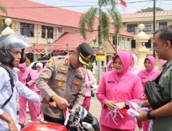 Jelang HUT RI ke-81, Kapolres Bungo Turun ke Jalan Bagikan 200 Bendera