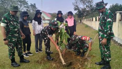 Jaga Lingkungan, Satgas TMMD ke-129 Kodim Bute Tanam 100 Pohon