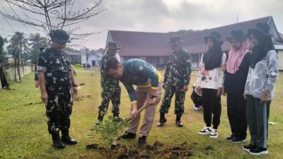 Camat Septian Ikut Tanam 100 Bibit Pohon Bersama Satgas TMMD