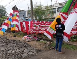 Pedagang Bendera di Muara Bungo Keluhkan Penurunan Omzet Jelang HUT RI ke-81