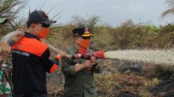 Turun Langsung Padamkan Karhutla di Air Merah, Gubernur Al Haris: Api Sudah 3 Hari, Gambut Sulit Dipadamkan