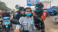 Kodim 0416 Bute Bagikan 6.000 Masker di Tengah Kabut Asap