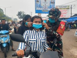Kodim 0416 Bute Bagikan 6.000 Masker di Tengah Kabut Asap
