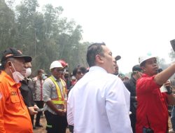 Wagub Sani Dampingi Wamen LH Tinjau Penanganan Karhutla di Desa Parit Culum Tanjab Timur