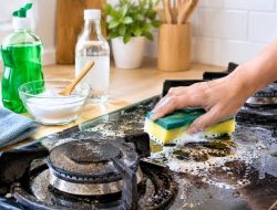 Trik Membersihkan Kerak Membandel di Dapur dengan Bahan Sederhana