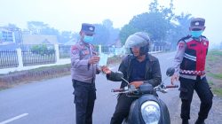 Kabut Asap Menebal, Polsek Rimbo Ilir Bagikan Masker kepada Pengguna Jalan
